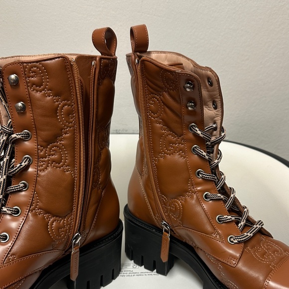GUCCI GG LOGO LEATHER COMBAT BOOTS, TAN WOMEN’S LACE-UP ANKLE BOOTS WITH GG - Picture 16 of 17
